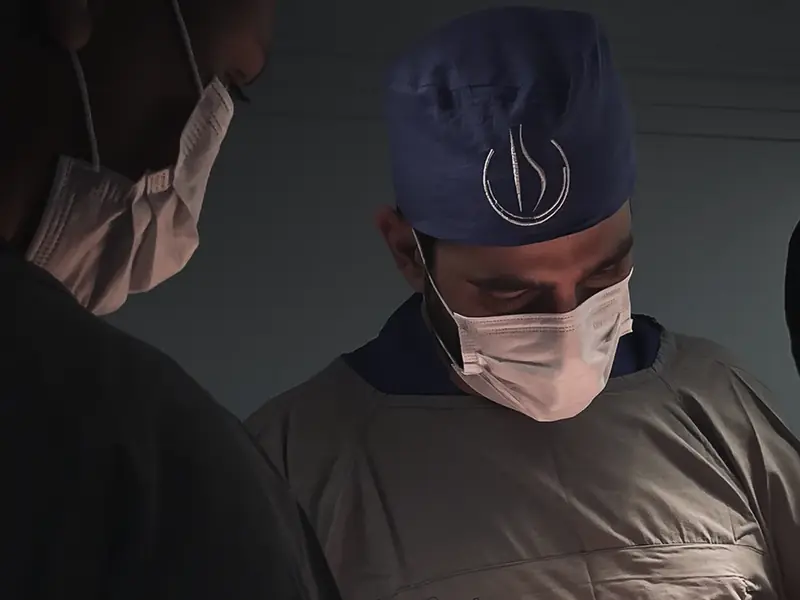 Dr. Iuri Barbosa no centro cirúrgico